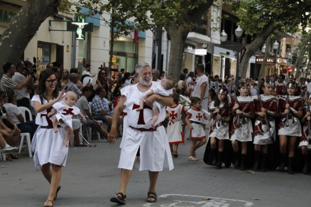 La cantera de los Moros y Cristianos toma Dénia: la espectacularidad del desfile infantil confirma el futuro de la fiesta 19 desfile infantil y entrada de bandas de los moros y cristianos de denia 2026 15