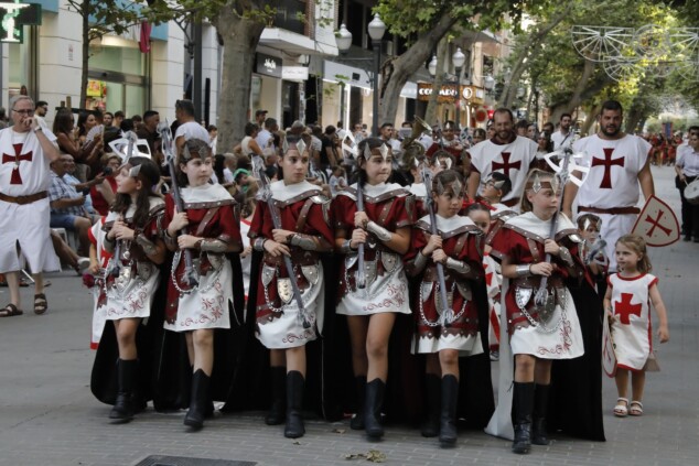 La cantera de los Moros y Cristianos toma Dénia: la espectacularidad del desfile infantil confirma el futuro de la fiesta 20 desfile infantil y entrada de bandas de los moros y cristianos de denia 2026 16
