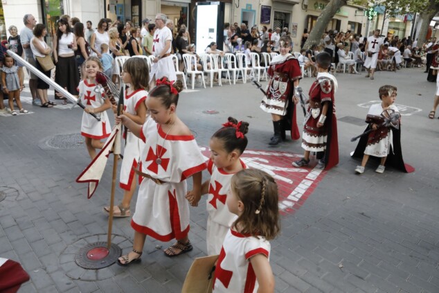 La cantera de los Moros y Cristianos toma Dénia: la espectacularidad del desfile infantil confirma el futuro de la fiesta 21 desfile infantil y entrada de bandas de los moros y cristianos de denia 2026 17