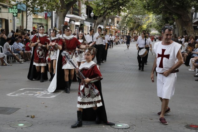 La cantera de los Moros y Cristianos toma Dénia: la espectacularidad del desfile infantil confirma el futuro de la fiesta 22 desfile infantil y entrada de bandas de los moros y cristianos de denia 2026 18