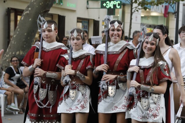 La cantera de los Moros y Cristianos toma Dénia: la espectacularidad del desfile infantil confirma el futuro de la fiesta 24 desfile infantil y entrada de bandas de los moros y cristianos de denia 2026 20