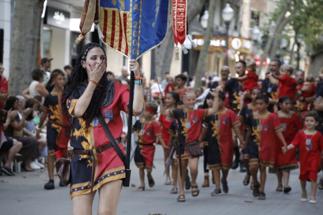 La cantera de los Moros y Cristianos toma Dénia: la espectacularidad del desfile infantil confirma el futuro de la fiesta 26 desfile infantil y entrada de bandas de los moros y cristianos de denia 2026 22