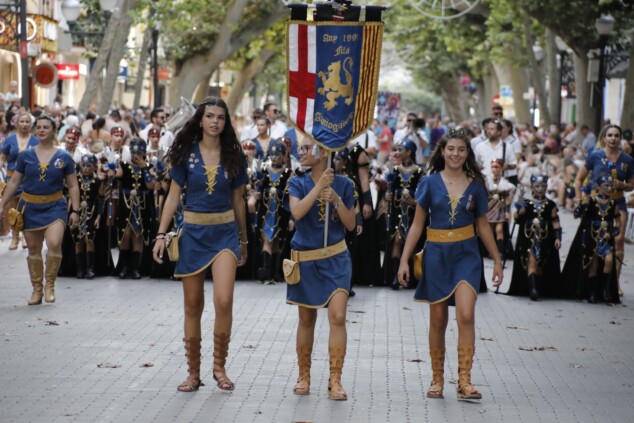 La cantera de los Moros y Cristianos toma Dénia: la espectacularidad del desfile infantil confirma el futuro de la fiesta 29 desfile infantil y entrada de bandas de los moros y cristianos de denia 2026 25