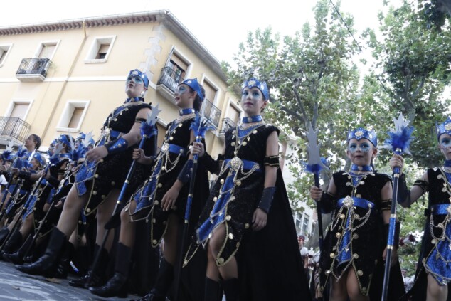 La cantera de los Moros y Cristianos toma Dénia: la espectacularidad del desfile infantil confirma el futuro de la fiesta 32 desfile infantil y entrada de bandas de los moros y cristianos de denia 2026 28