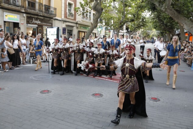 La cantera de los Moros y Cristianos toma Dénia: la espectacularidad del desfile infantil confirma el futuro de la fiesta 33 desfile infantil y entrada de bandas de los moros y cristianos de denia 2026 29