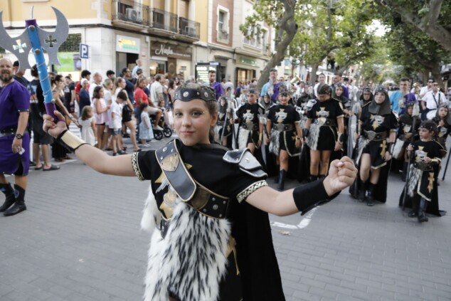 La cantera de los Moros y Cristianos toma Dénia: la espectacularidad del desfile infantil confirma el futuro de la fiesta 38 desfile infantil y entrada de bandas de los moros y cristianos de denia 2026 34