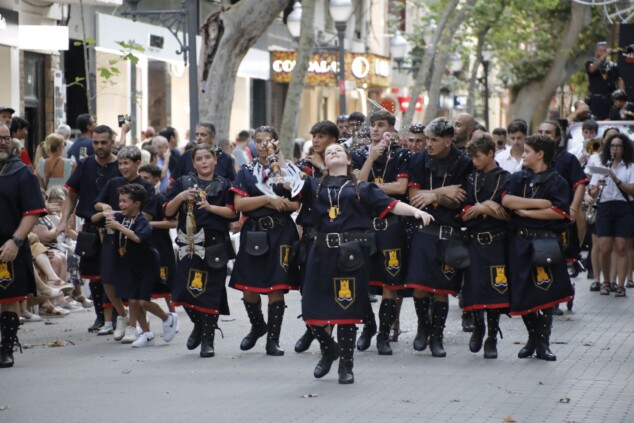 La cantera de los Moros y Cristianos toma Dénia: la espectacularidad del desfile infantil confirma el futuro de la fiesta 40 desfile infantil y entrada de bandas de los moros y cristianos de denia 2026 36