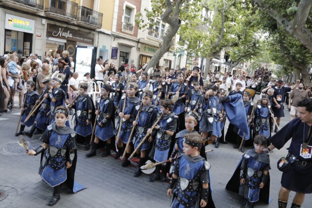 La cantera de los Moros y Cristianos toma Dénia: la espectacularidad del desfile infantil confirma el futuro de la fiesta 8 desfile infantil y entrada de bandas de los moros y cristianos de denia 2026 4