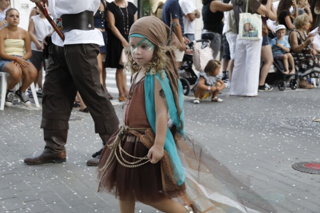 La cantera de los Moros y Cristianos toma Dénia: la espectacularidad del desfile infantil confirma el futuro de la fiesta 46 desfile infantil y entrada de bandas de los moros y cristianos de denia 2026 42