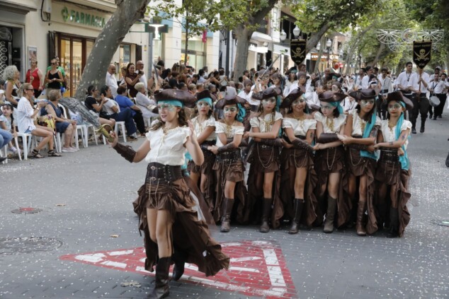 La cantera de los Moros y Cristianos toma Dénia: la espectacularidad del desfile infantil confirma el futuro de la fiesta 50 desfile infantil y entrada de bandas de los moros y cristianos de denia 2026 46