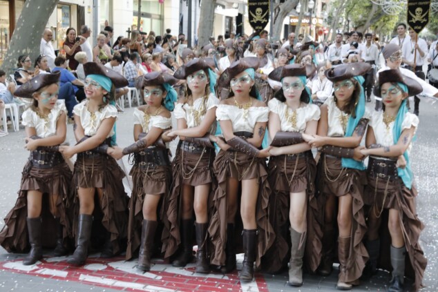 La cantera de los Moros y Cristianos toma Dénia: la espectacularidad del desfile infantil confirma el futuro de la fiesta 51 desfile infantil y entrada de bandas de los moros y cristianos de denia 2026 47
