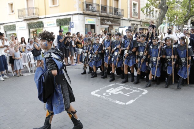 La cantera de los Moros y Cristianos toma Dénia: la espectacularidad del desfile infantil confirma el futuro de la fiesta 9 desfile infantil y entrada de bandas de los moros y cristianos de denia 2026 5
