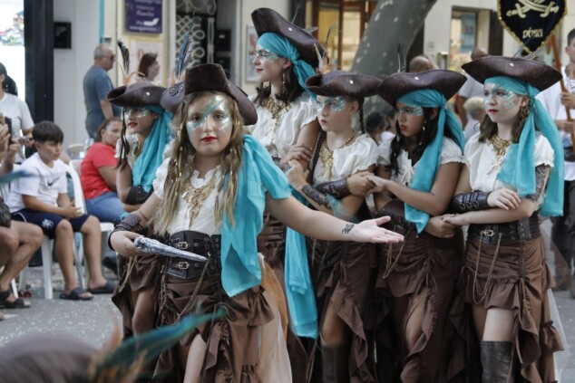 La cantera de los Moros y Cristianos toma Dénia: la espectacularidad del desfile infantil confirma el futuro de la fiesta 54 desfile infantil y entrada de bandas de los moros y cristianos de denia 2026 50