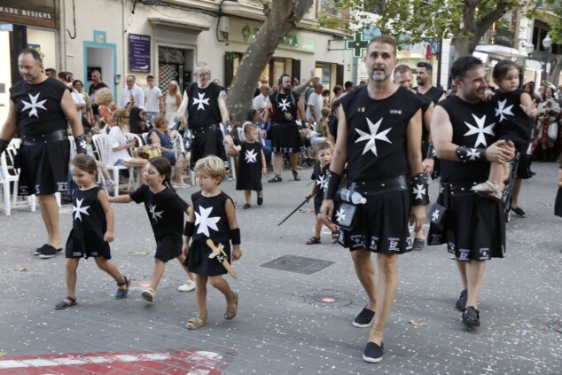 La cantera de los Moros y Cristianos toma Dénia: la espectacularidad del desfile infantil confirma el futuro de la fiesta 57 desfile infantil y entrada de bandas de los moros y cristianos de denia 2026 53
