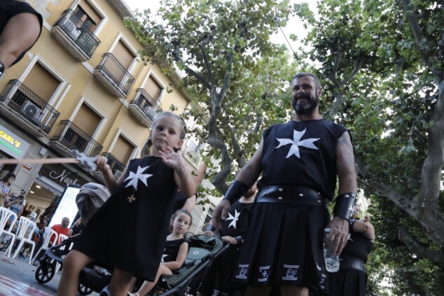 La cantera de los Moros y Cristianos toma Dénia: la espectacularidad del desfile infantil confirma el futuro de la fiesta 59 desfile infantil y entrada de bandas de los moros y cristianos de denia 2026 55