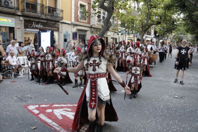 La cantera de los Moros y Cristianos toma Dénia: la espectacularidad del desfile infantil confirma el futuro de la fiesta 60 desfile infantil y entrada de bandas de los moros y cristianos de denia 2026 56