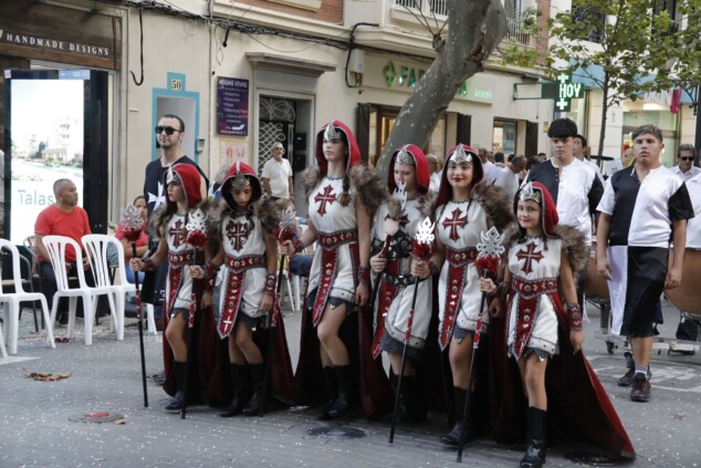 La cantera de los Moros y Cristianos toma Dénia: la espectacularidad del desfile infantil confirma el futuro de la fiesta 61 desfile infantil y entrada de bandas de los moros y cristianos de denia 2026 57