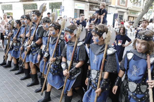 La cantera de los Moros y Cristianos toma Dénia: la espectacularidad del desfile infantil confirma el futuro de la fiesta 10 desfile infantil y entrada de bandas de los moros y cristianos de denia 2026 6