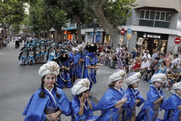 La cantera de los Moros y Cristianos toma Dénia: la espectacularidad del desfile infantil confirma el futuro de la fiesta 67 desfile infantil y entrada de bandas de los moros y cristianos de denia 2026 63