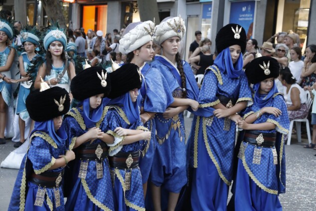 La cantera de los Moros y Cristianos toma Dénia: la espectacularidad del desfile infantil confirma el futuro de la fiesta 68 desfile infantil y entrada de bandas de los moros y cristianos de denia 2026 64