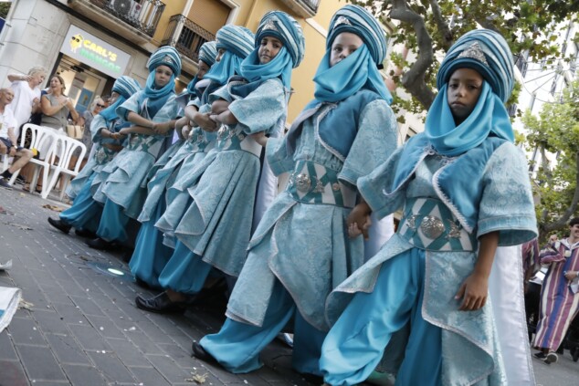 La cantera de los Moros y Cristianos toma Dénia: la espectacularidad del desfile infantil confirma el futuro de la fiesta 73 desfile infantil y entrada de bandas de los moros y cristianos de denia 2026 69