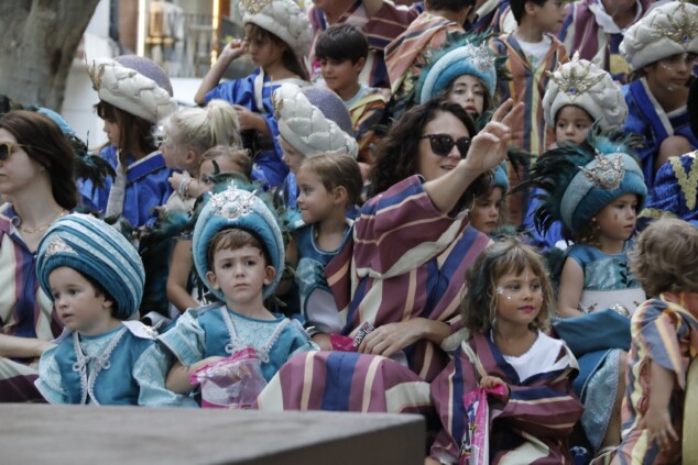 La cantera de los Moros y Cristianos toma Dénia: la espectacularidad del desfile infantil confirma el futuro de la fiesta 78 desfile infantil y entrada de bandas de los moros y cristianos de denia 2026 74