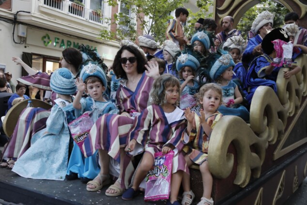 La cantera de los Moros y Cristianos toma Dénia: la espectacularidad del desfile infantil confirma el futuro de la fiesta 79 desfile infantil y entrada de bandas de los moros y cristianos de denia 2026 75