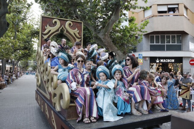 La cantera de los Moros y Cristianos toma Dénia: la espectacularidad del desfile infantil confirma el futuro de la fiesta 80 desfile infantil y entrada de bandas de los moros y cristianos de denia 2026 76