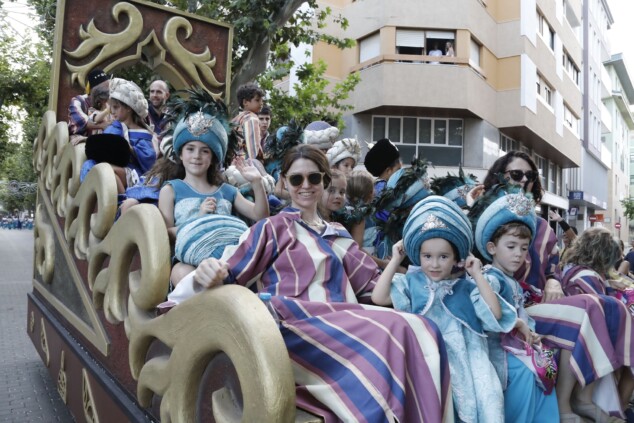La cantera de los Moros y Cristianos toma Dénia: la espectacularidad del desfile infantil confirma el futuro de la fiesta 82 desfile infantil y entrada de bandas de los moros y cristianos de denia 2026 78
