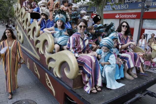 La cantera de los Moros y Cristianos toma Dénia: la espectacularidad del desfile infantil confirma el futuro de la fiesta 83 desfile infantil y entrada de bandas de los moros y cristianos de denia 2026 79