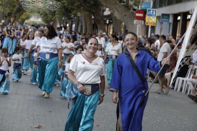 La cantera de los Moros y Cristianos toma Dénia: la espectacularidad del desfile infantil confirma el futuro de la fiesta 84 desfile infantil y entrada de bandas de los moros y cristianos de denia 2026 80