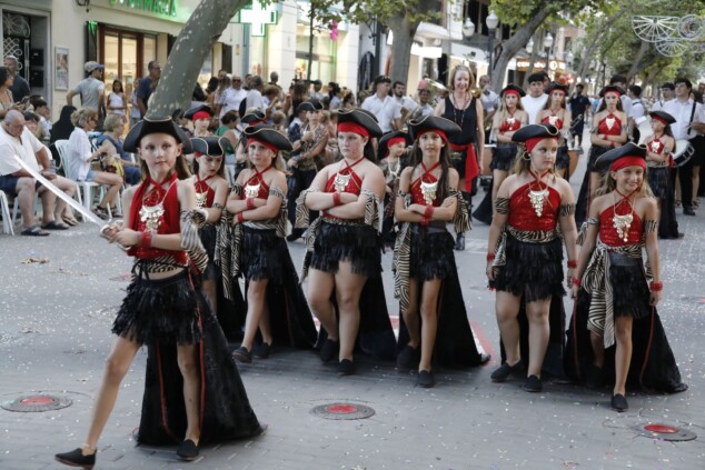 La cantera de los Moros y Cristianos toma Dénia: la espectacularidad del desfile infantil confirma el futuro de la fiesta 90 desfile infantil y entrada de bandas de los moros y cristianos de denia 2026 86