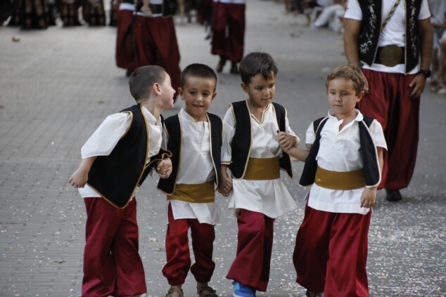 La cantera de los Moros y Cristianos toma Dénia: la espectacularidad del desfile infantil confirma el futuro de la fiesta 94 desfile infantil y entrada de bandas de los moros y cristianos de denia 2026 90