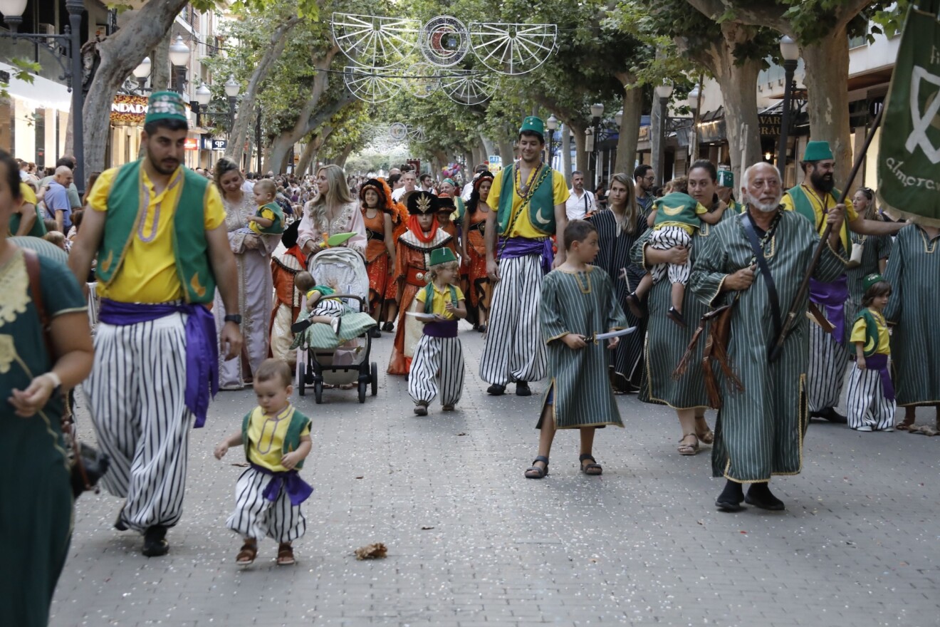 El relevo generacional es evidente con los más pequeños participando junto a los adultos en el desfile por el centro de la ciudad