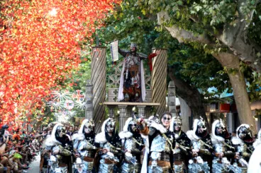 Cuándo y dónde ver los desfiles de Moros y Cristianos 2026 de Dénia: ruta y programación 191 detalle de la comitiva cristiana desfilando ante miles de espectadores en la calle marques de campo