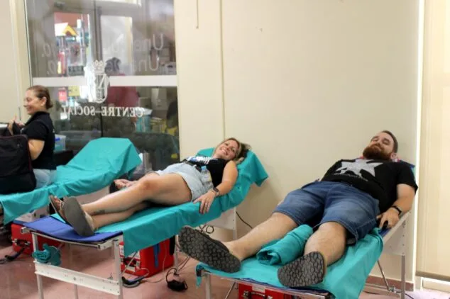 La donación de sangre festera en Dénia logra 51 unidades 7 Personas tumbadas en camillas donando sangre durante un evento solidario en el Centro Social de Dénia.