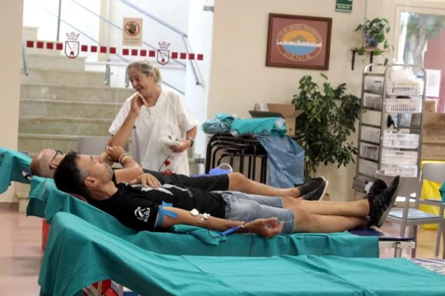 La donación de sangre festera en Dénia logra 51 unidades 8 Dos hombres donando sangre atendidos por una enfermera durante la jornada organizada por la FEMMICC en el Centro Social de Dénia.