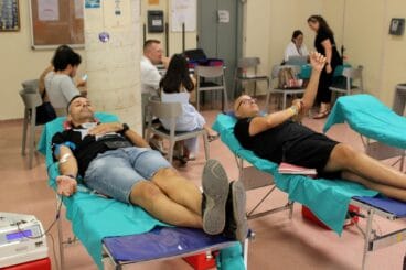 La donación de sangre festera en Dénia logra 51 unidades 5 Personas tumbadas en camillas donando sangre durante el evento organizado por FEMMICC en el Centro Social de Dénia.
