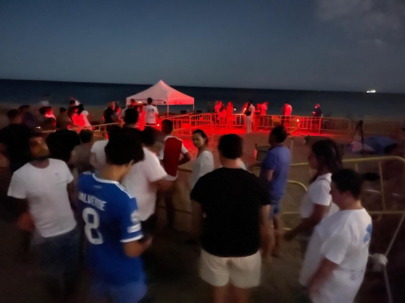 El campamento de custodia montado en la playa para el control de los nidos
