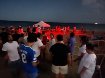 El campamento de custodia montado en la playa para el control de los nidos