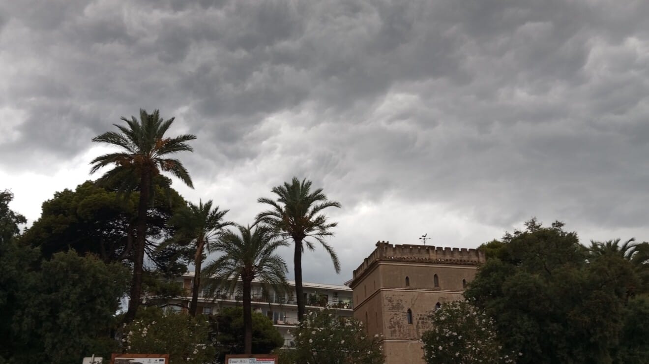 El cielo de Dénia cubierto por densas nubes de tormenta poco antes de empezar a llover