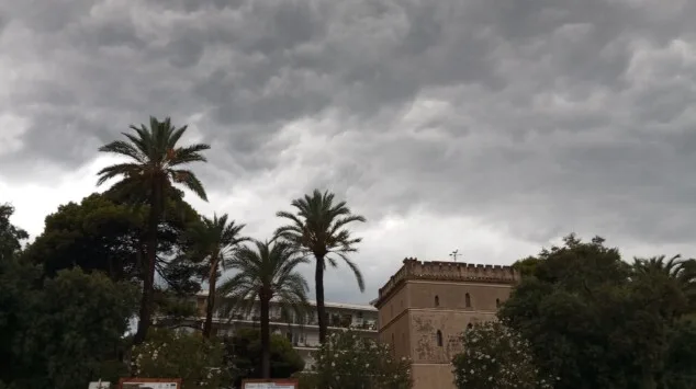 Una fuerte tormenta anega las calles de Dénia y provoca la caída de un árbol sobre varios vehículos 4 el cielo de denia cubierto por densas nubes de tormenta poco antes de empezar a llover