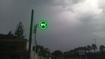 El termómetro de la farmacia marcando 19 °C bajo un cielo completamente plomizo antes de la tormenta