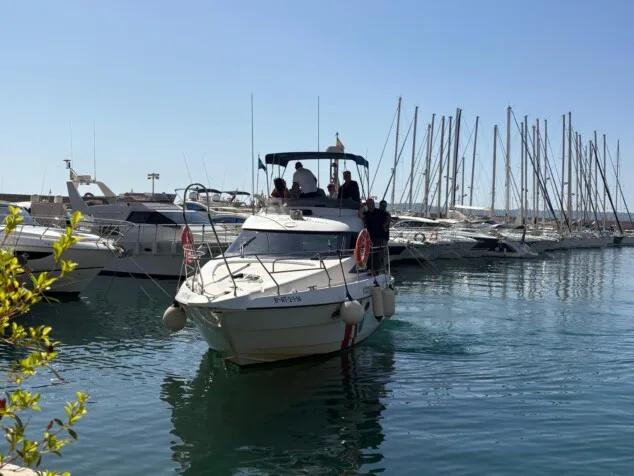 embarcacion guardacostas a su llegada al club nautico javea