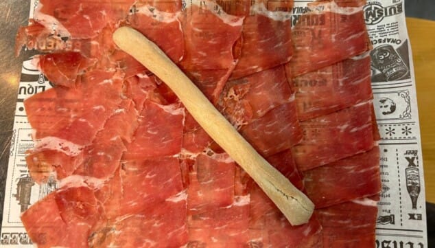 ¿Restaurante, bodega o tienda gourmet? Aquí lo tienes todo 3 embutidos y quesos de autor