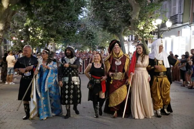 Dénia celebra la última 'entraeta' y se sitúa a un paso de sus días grandes de Moros y Cristianos 1 Imagen: Los cargos de las fiestas de Moros y Cristianos 2026 encabezan el arranque del desfile por la calle Marqués de Campo