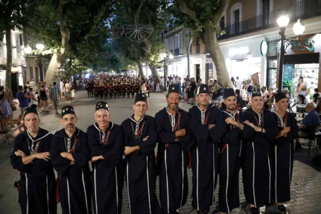Dénia celebra la última 'entraeta' y se sitúa a un paso de sus días grandes de Moros y Cristianos 13 entraeta previa a la recepcion mora de denia 10