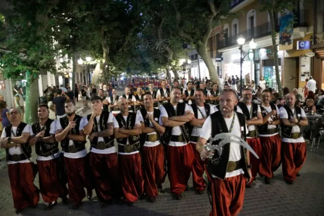 Dénia celebra la última 'entraeta' y se sitúa a un paso de sus días grandes de Moros y Cristianos 20 entraeta previa a la recepcion mora de denia 17