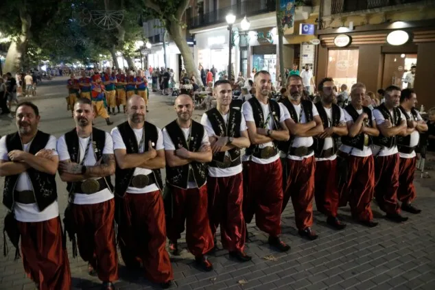 Dénia celebra la última 'entraeta' y se sitúa a un paso de sus días grandes de Moros y Cristianos 22 entraeta previa a la recepcion mora de denia 19