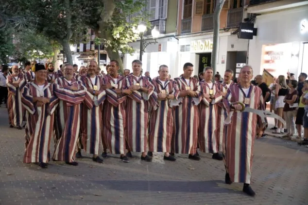 Dénia celebra la última 'entraeta' y se sitúa a un paso de sus días grandes de Moros y Cristianos 5 entraeta previa a la recepcion mora de denia 2